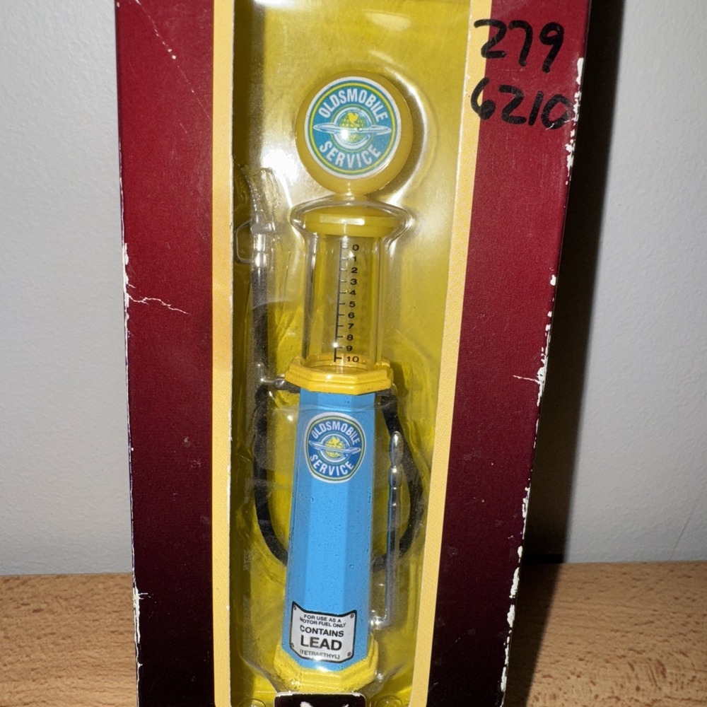 "OLDSMOBILE SERVICE" VINTAGE CYLINDER GAS PUMP REPLICA 1/18 ROAD SIGNATURE 98600 - Picture 2 of 4